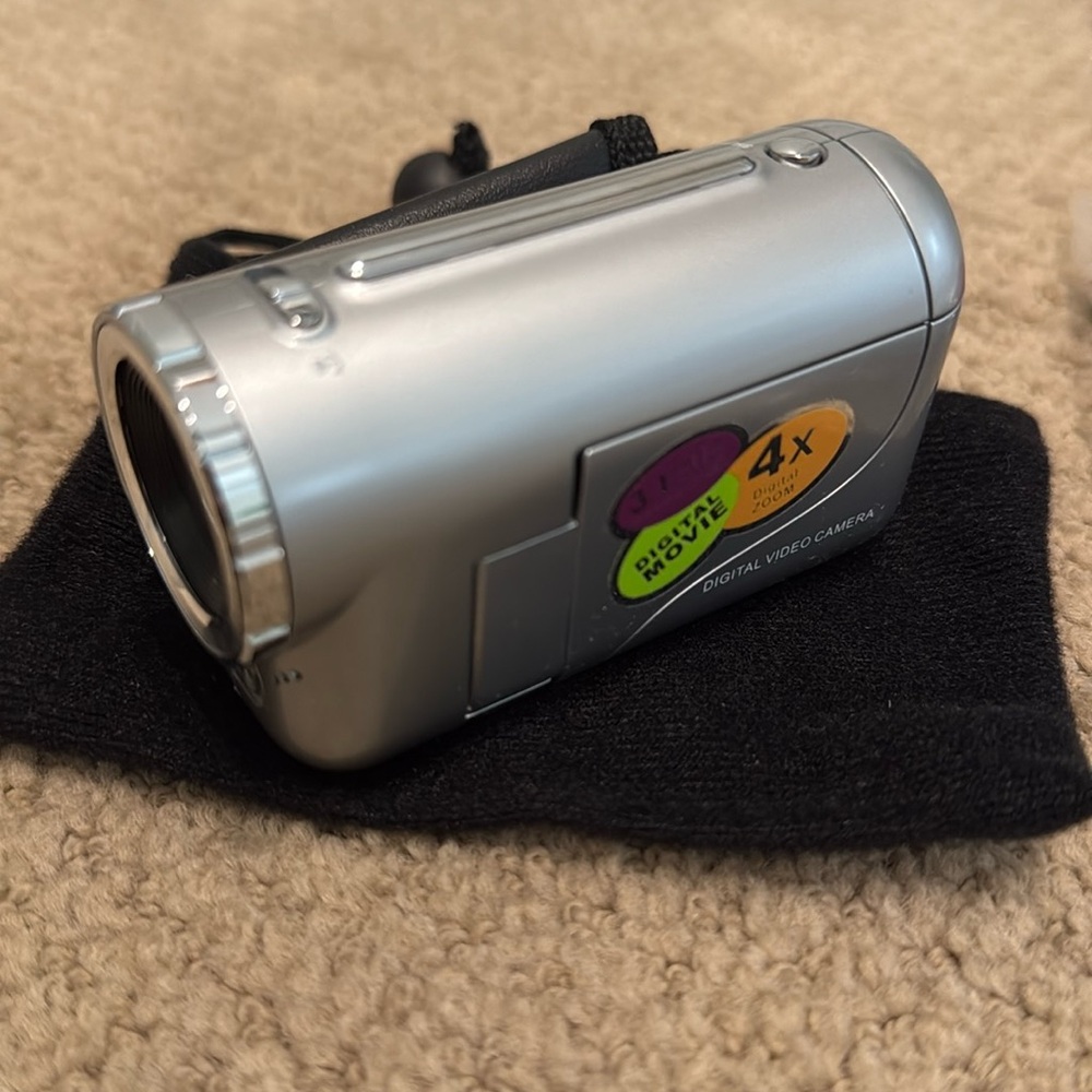 NEW Global MP Digital Video Camera with 4X Zoom + Accessories